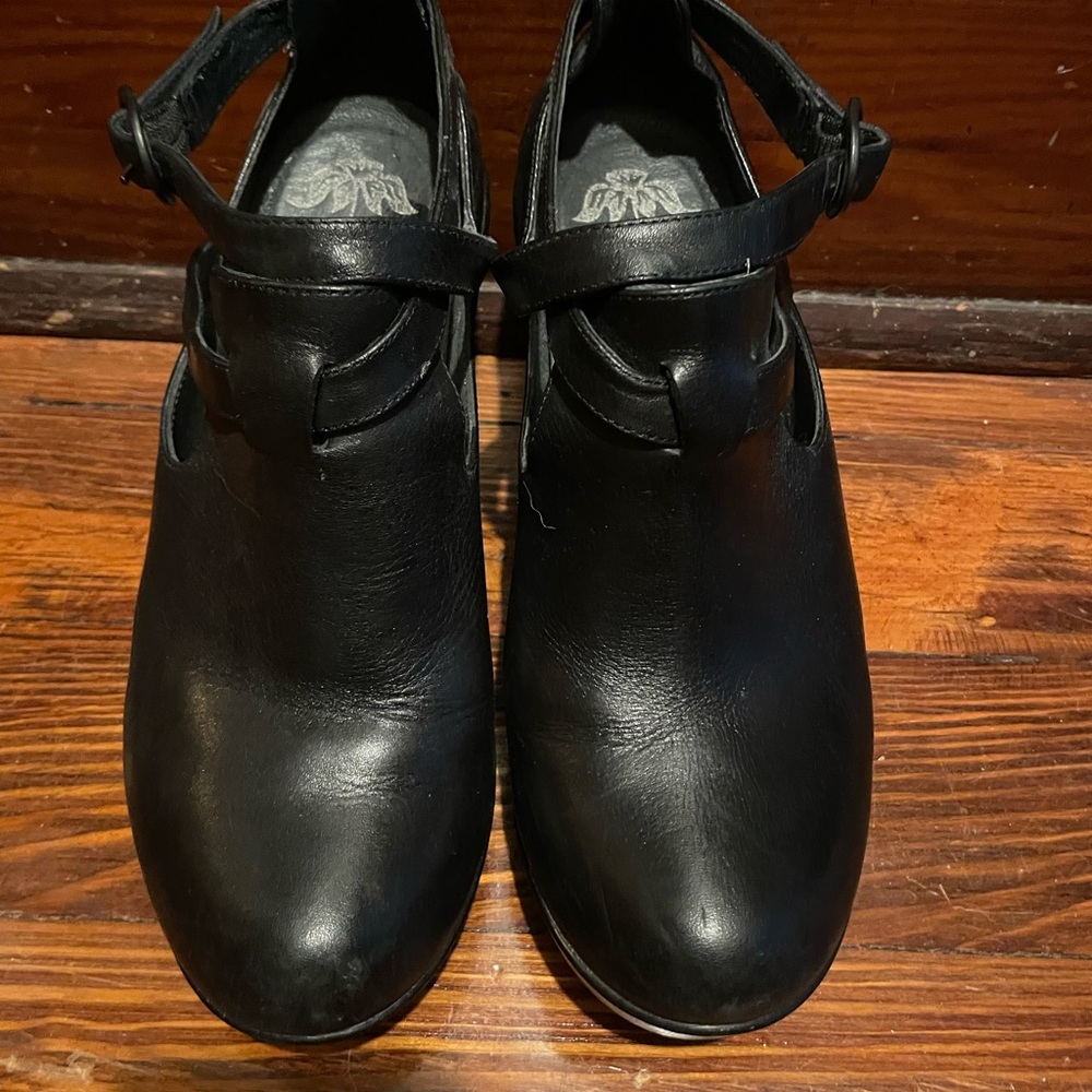 Dansko Black Leather Mules Versatile Comfort 7.5